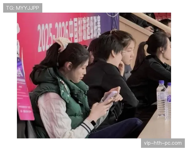 李盈莹训练完啃鸡腿那刻，谁还记得她刚拿冠军？